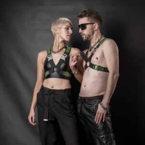 Harness TH_01GREEN: eine Frau und ein Mann in schwarzen Hosen, mit Gürtel mit massiver Schnalle und Harness mit grünen Patches