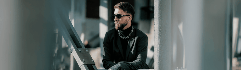Ein Mann mit Blazer und massiver silberner Ankerkette aus Edelstahl