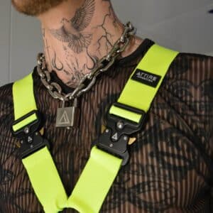 Neon Harness TH_Yellow: ein Mann trägt einen neongelben Harness und eine Kette mit Schloss