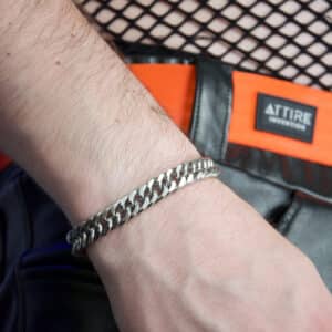 Panzerarmband W1 aus Edelstahl mit Panzerkettenbindung an einem Männerhandgelenk